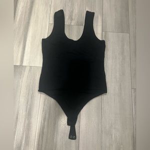 WOMEN'S SEAMLESS SCOOP TANK BODYSUIT